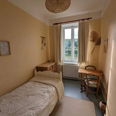 Ferienhaus Loue Belle Demeure Dans Grande Propriete - 16 Couchages, 8 Chambres, 320 M2 - 30 Min De Vichy Châtel-Montagne